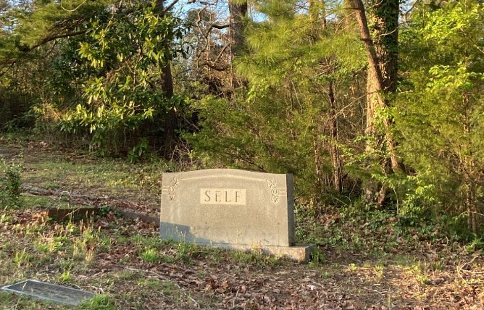 ein Grabstein mit der Inschrift "SELF"