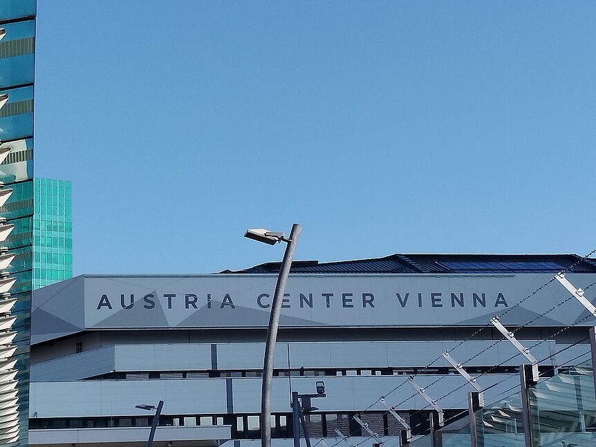 Foto eines modernen Gebäudes, auf dem "Austria Center Vienna" steht