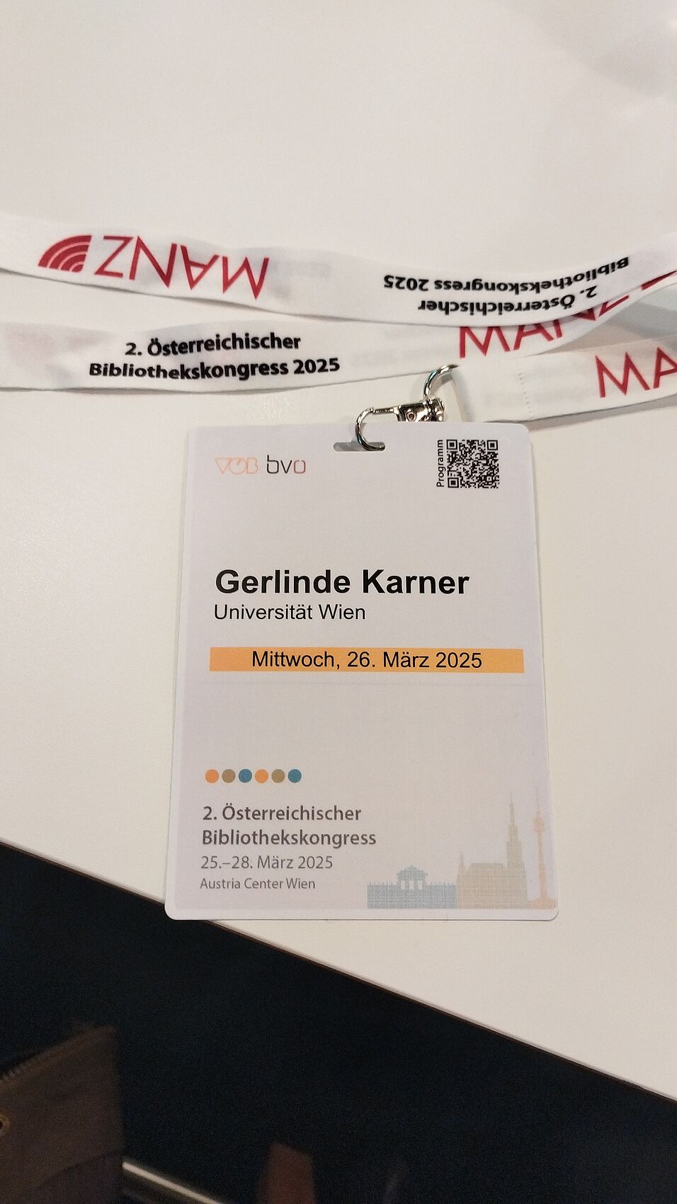 Konferenz-Namenskärtchen mit dem Namen "Gerlinde Karner"